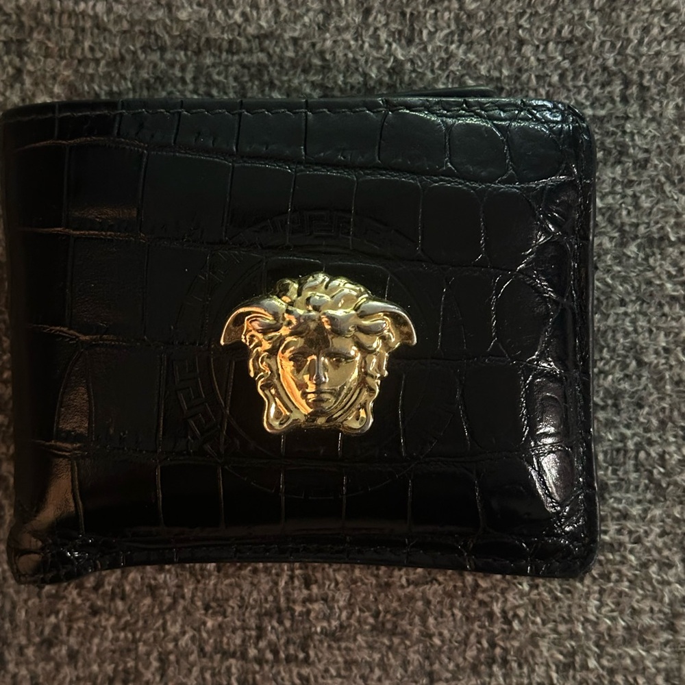 Mens Versace wallet, slightly used.